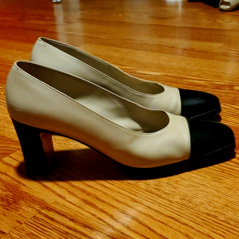 Ferragamo Black and Cream Shoes, Size 9 1/2 B - Picture 2 of 7